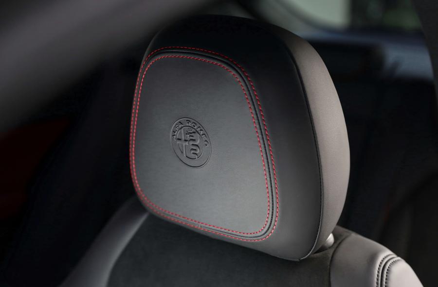 Детали интерьера Alfa Romeo Stelvio Quadrifoglio (949) 2019 года  (AU) (фото 2 из 34)